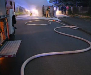 Pożar busa na drodze powiatowej w Żelichowie. Auto spłonęło doszczętnie