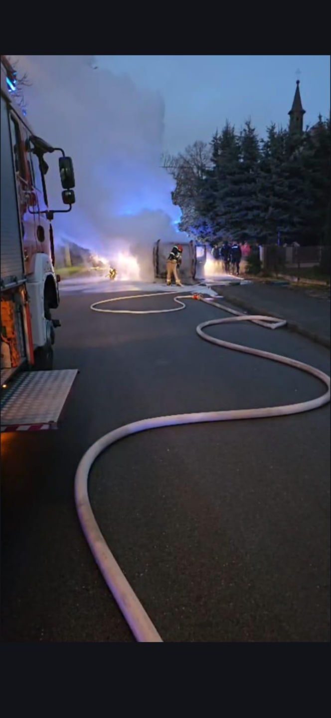Pożar busa na drodze powiatowej w Żelichowie. Auto spłonęło doszczętnie