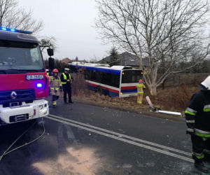 Groźny wypadek w podbydgoskim Niemczu. Autobus zderzył się z osobówką! [ZDJĘCIA]