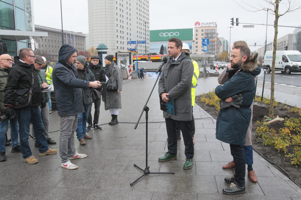 Trzaskowski przedstawił nową pełnomocniczkę. Posadzili razem pierwsze drzewo na rondzie Dmowskiego