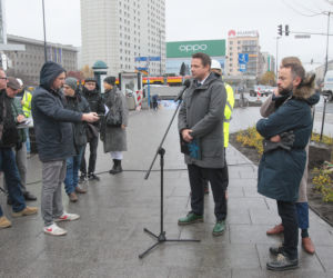 Trzaskowski przedstawił nową pełnomocniczkę. Posadzili razem pierwsze drzewo na rondzie Dmowskiego