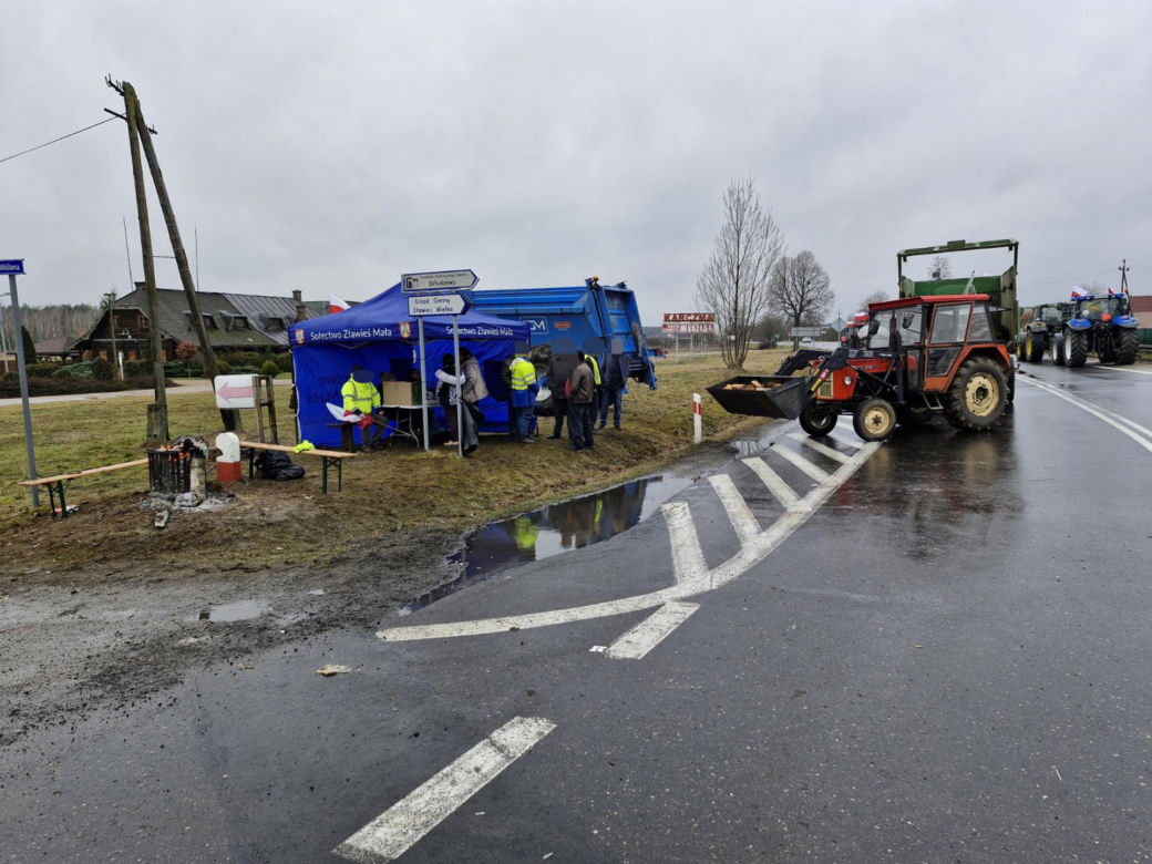 Rolnicy nie przepuścili chorego na serce dziennikarza przez blokadę