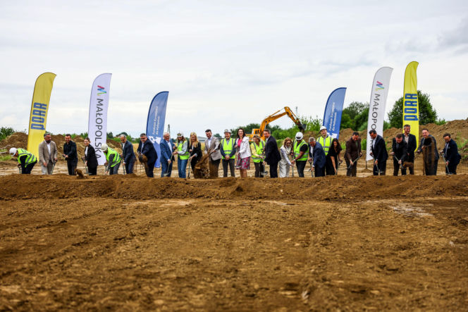 Symboliczne wbicie łopaty pod budowę etapu III łącznika węzła A4 Bochnia z DK 94