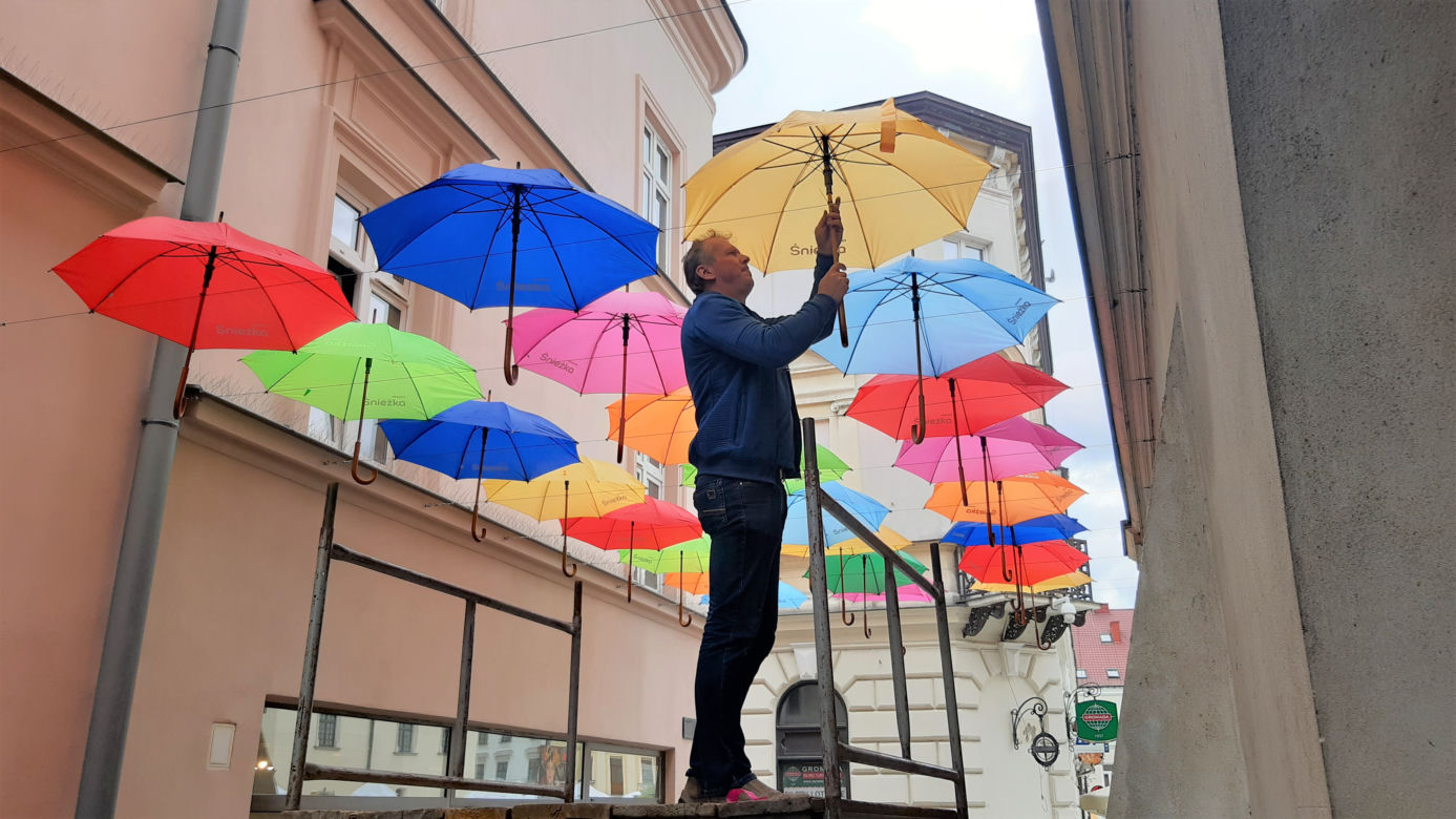 Kolorowe parasole znów wiszą na ulicy Piekarskiej
