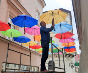 Kolorowe parasole znów wiszą na ulicy Piekarskiej