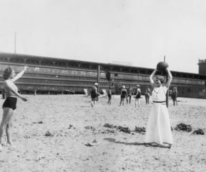 Imprezy na plaży, siatkówka i... zapasy! Zobaczcie, jak warszawiacy kiedyś spędzali lato [GALERIA]