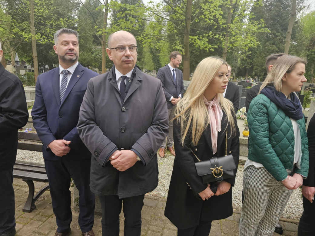 Kraków. Andrzej Duda ukląkł przed grobem posła PSL. Prezydent uczcił rocznicę katastrofy smoleńskiej