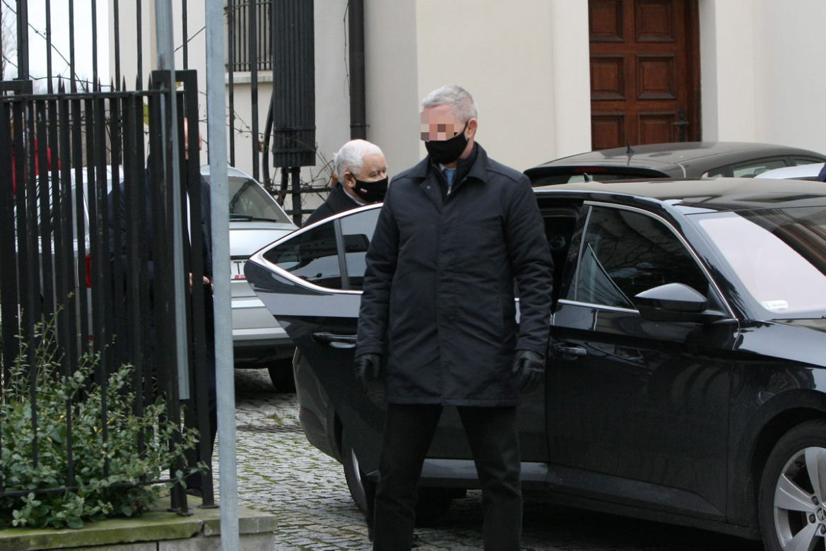 Jarosław Kaczyński. 4 samochodami do kościoła