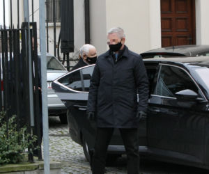 Jarosław Kaczyński. 4 samochodami do kościoła