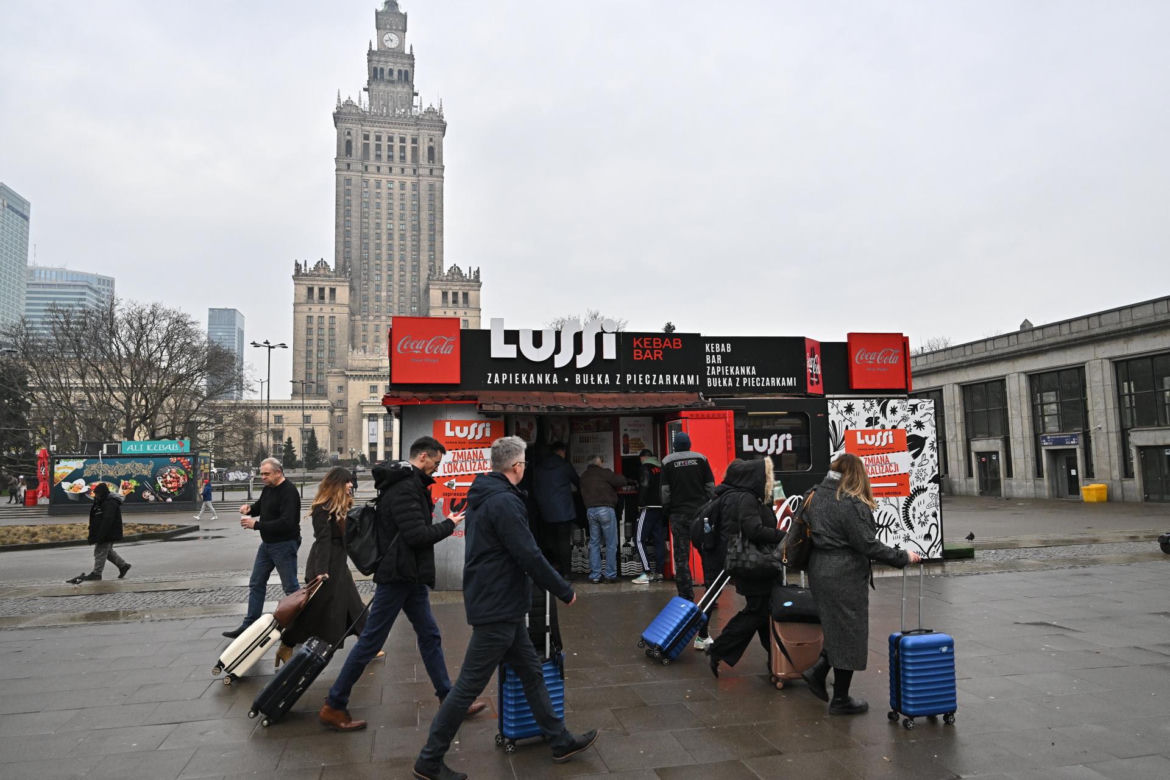 Kultowa budka z zapiekankami zniknie sprzed Pałacu Kultury. Urzędnicy: "To dobrze!" 
