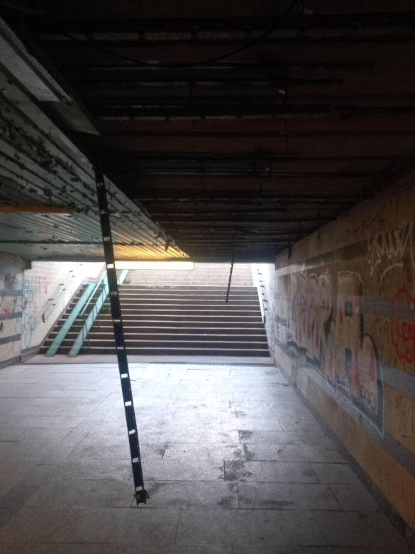 Zdewastowane przejście podziemne na Woli