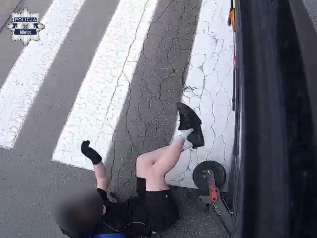 11latek wjechał hulajnoga pod autobus