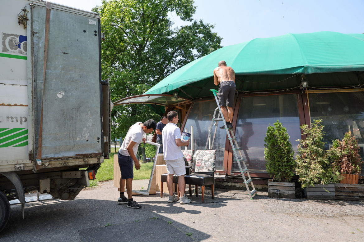 Kultowa pizzeria znika z pl. Narutowicza. Słynny "grzyb" poszedł do rozbiórki