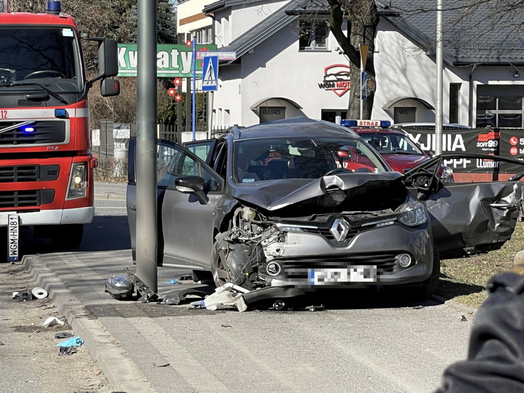 Strażacy jechali do pożaru, zderzyli się z osobówką. Dramat w Grodzisku Mazowieckim