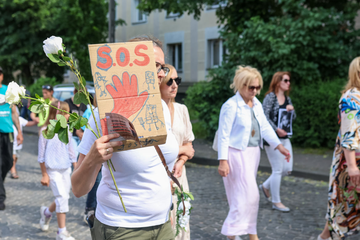 Biały Marsz dla Kamilka. Mieszkańcy Częstochowy przynieśli białe róże