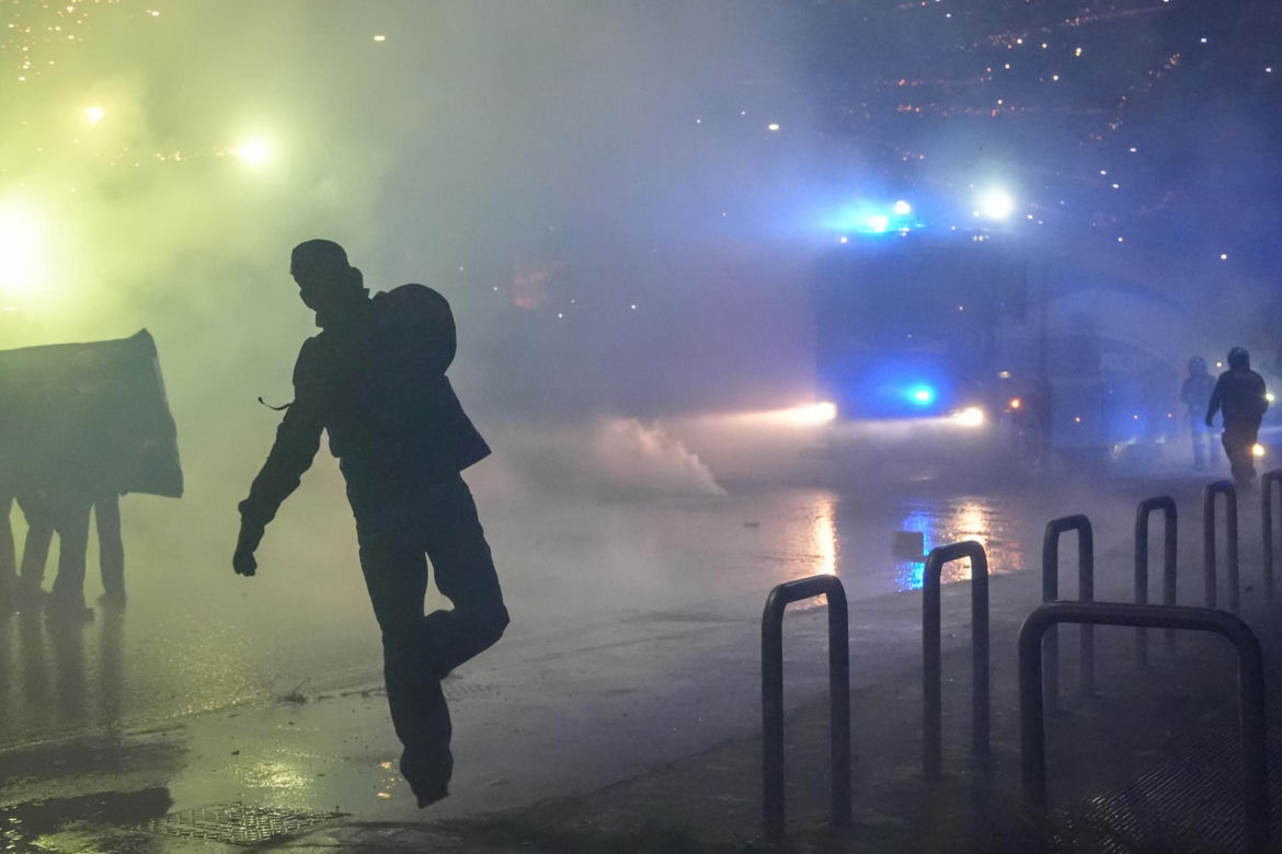 Protesty przeciwko IO w Mediolanie. Starcia z policją