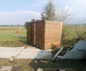 Trąba powietrzna przeszła przez schronisko dla psów. Psiakom na szczęście nic się nie stało, straty materialne są niestety duże