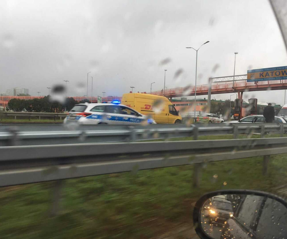 Wypadek na DTŚ w Katowicach. BMW uderzyło w bariery. Tworzą się ogromne korki