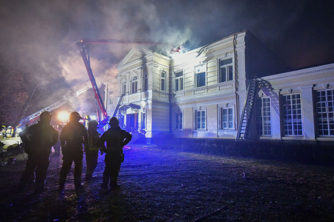 Pożar kamienicy w Sopocie. Wiatr przeszkadzał strażakom 