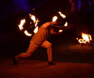 Pokaz fireshow w wykonaniu tancerzy i tancerek Teatru Ognia „Mantra” z Makowa Mazowieckiego
