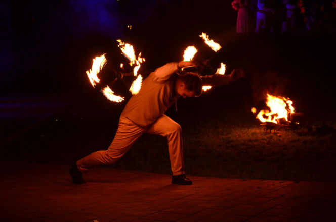 Pokaz fireshow w wykonaniu tancerzy i tancerek Teatru Ognia „Mantra” z Makowa Mazowieckiego