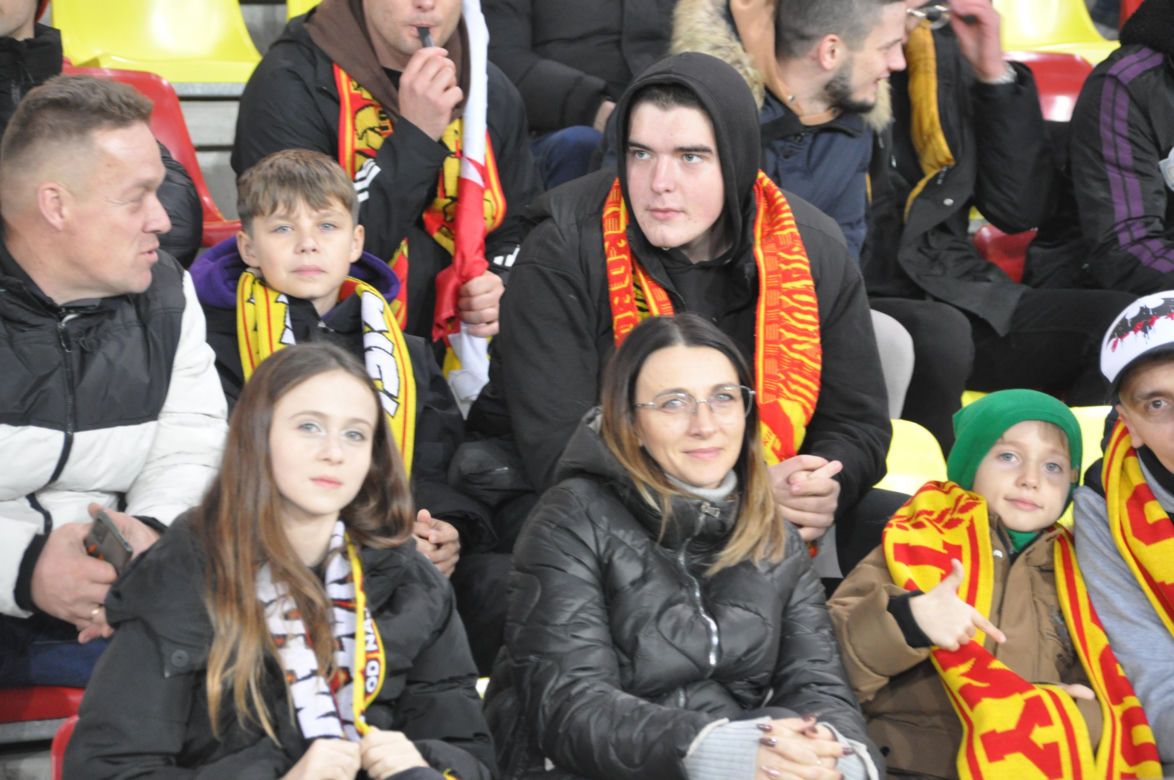 Żółto-czerwono na Suzuki Arenie! Zdjęcia kibiców na meczu Korona Kielce - Jagiellonia Białystok