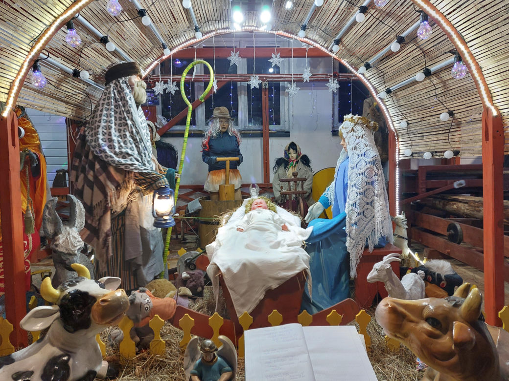 Kolędowanie pod szopką w Różance