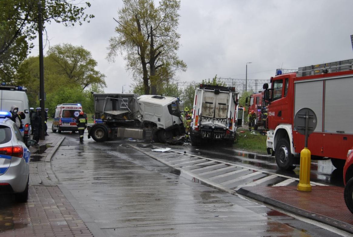 Zderzenie ciężarówki ze śmieciarką