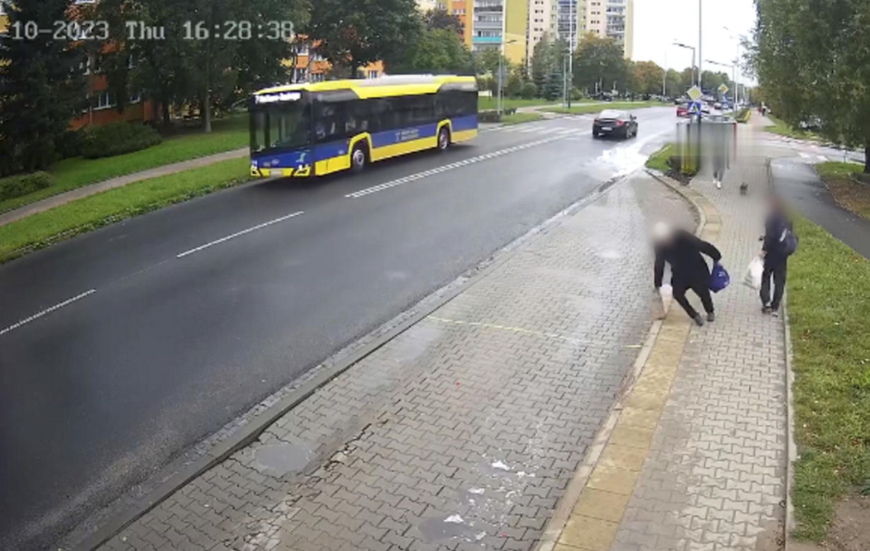 35-latek nie miał litości dla starszej kobiety z zakupami! 