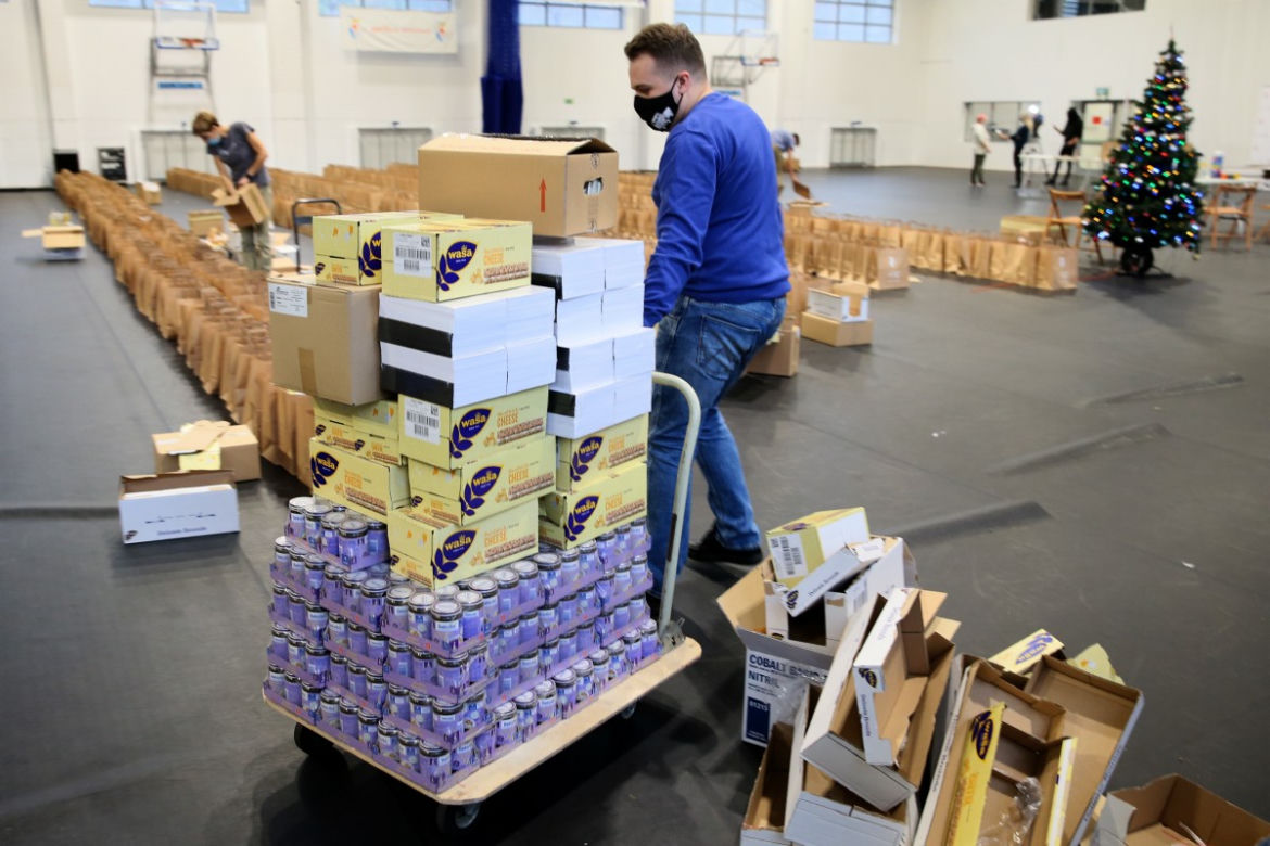 Wolontariusze już pakują świąteczne paczki. Pomógł im prezydent
