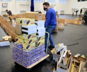 Wolontariusze już pakują świąteczne paczki. Pomógł im prezydent