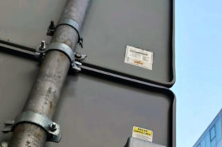 Plastikowe pudełko zamontowane do znaku