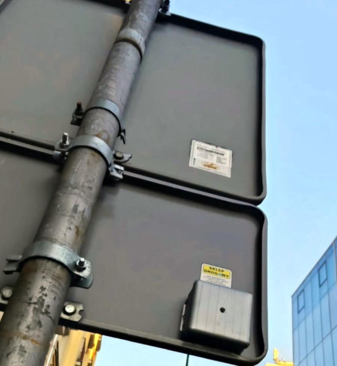 Plastikowe pudełko zamontowane do znaku