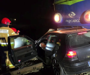 Wjechał autem na tory i uciekł. W samochód uderzyl pociąg