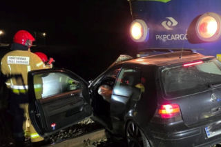 Kierowca porzucił auto na torach i uciekł. Zaraz potem w samochód uderzył pociąg [ZDJĘCIA]