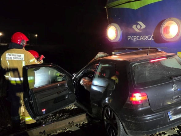 Wjechał autem na tory i uciekł. W samochód uderzyl pociąg