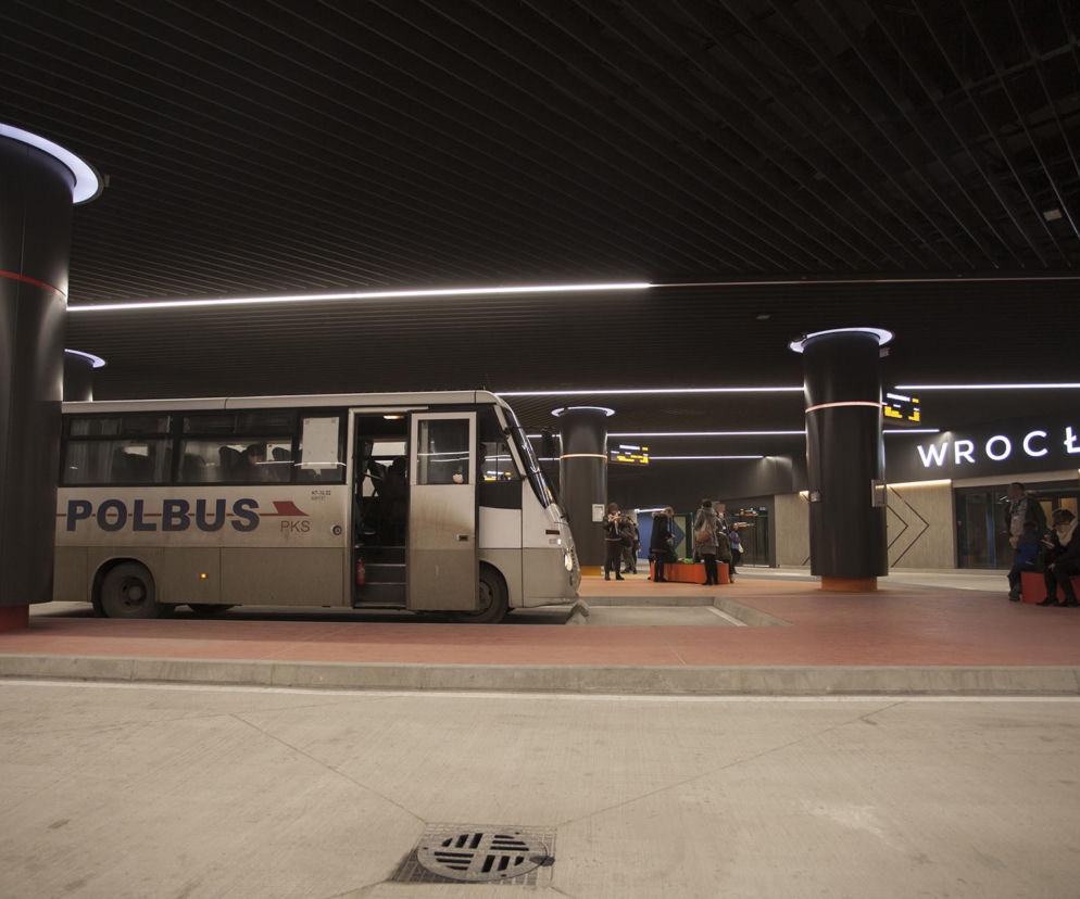 Wrocław. Ładunek wybuchowy w skrytce? Akcja policji na dworcu autobusowym