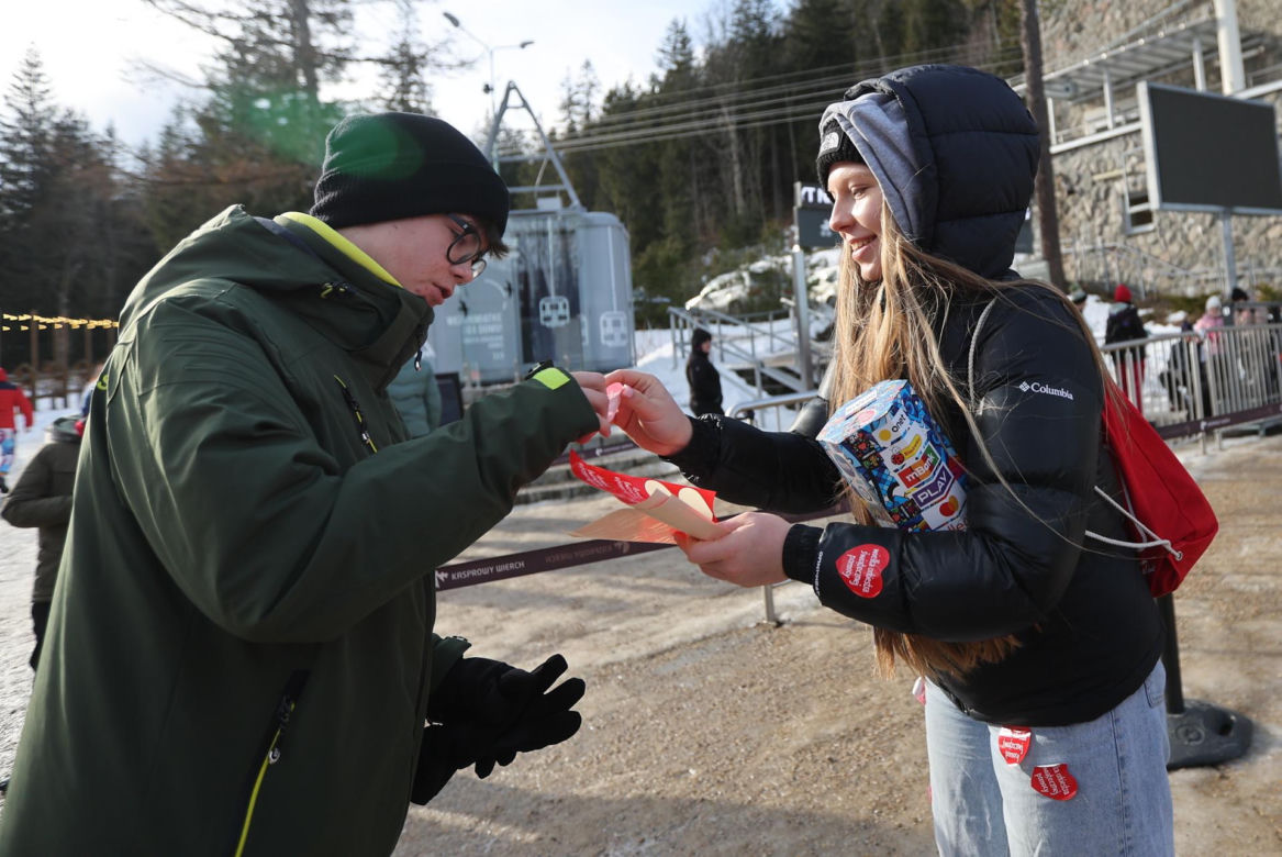 Zakopane. Wolontariusze WOŚP kwestują w Kuźnicach.