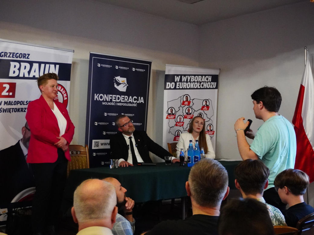 Tłumy na spotkaniu z Grzegorzem Braunem w Tarnowie. Mieszkańcy przynieśli gaśnice