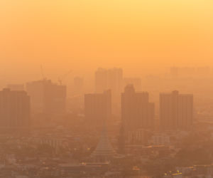 Krwawy deszcz nadchodzi nad Polskę. Wiemy, kiedy się zacznie. Pogoda na marzec 2026 już zaczyna świrować 