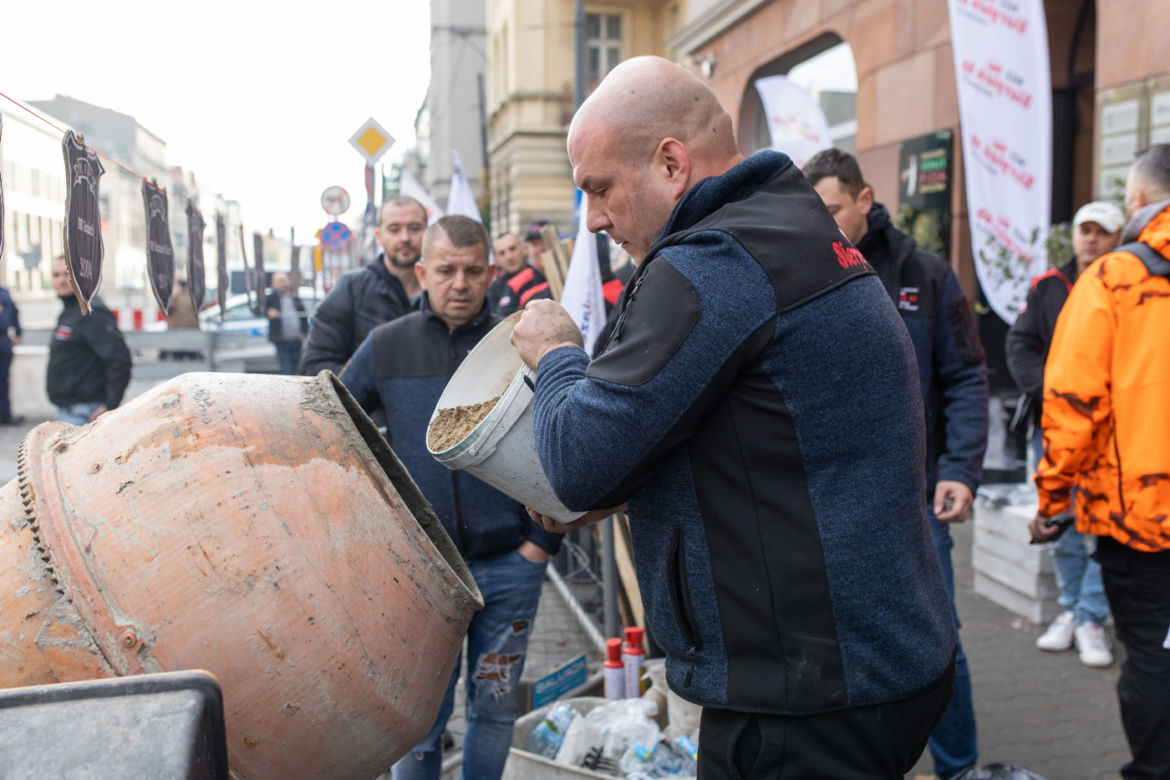 Protest górników pod biurem Morawieckiego w Katowicach. Związkowcy starli się z policją