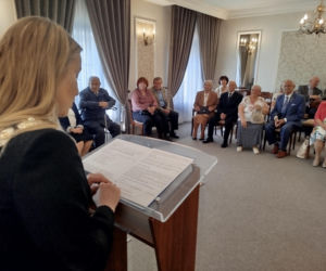 Pamiątkowe medale, legitymacje i kwiaty z okazji 50-lecia pożycia małżeńskiego odebrało w Siedlcach osiem par