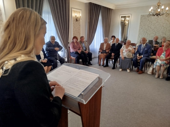 Pamiątkowe medale, legitymacje i kwiaty z okazji 50-lecia pożycia małżeńskiego odebrało w Siedlcach osiem par