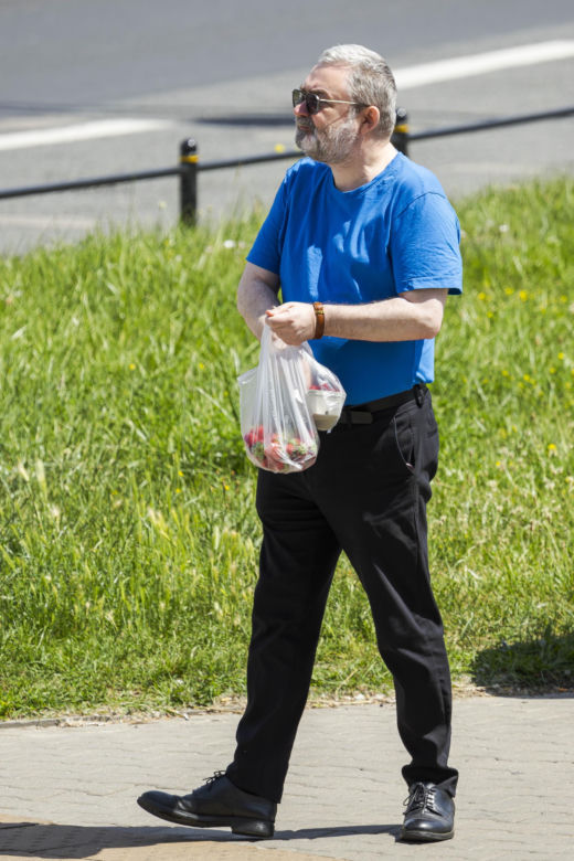 Karol Karski objada się malinami