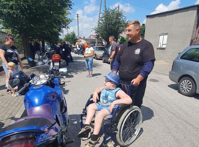 Gabryś przeszedł 17 operacji, tylko na twarzy i dłoniach nie ma blizn. Jego pają jest pomoc innym!