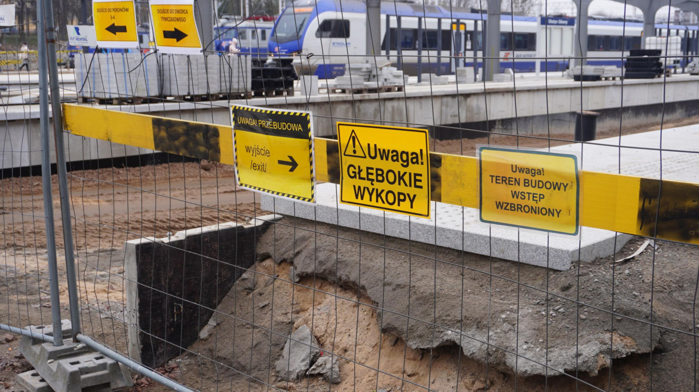 Dworzec Olsztyn Główny coraz bliżej. Postępują prace przy budynku oraz na peronach