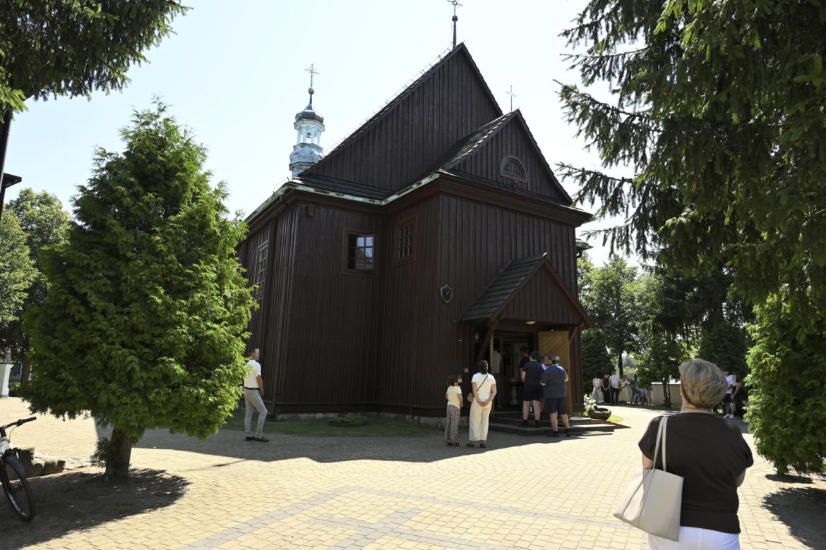 Tak zmienił się kościół z kultowego Rancza. Aktorzy zbierali na remont