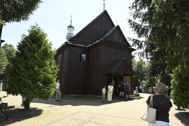 Tak zmienił się kościół z kultowego Rancza. Aktorzy zbierali na remont