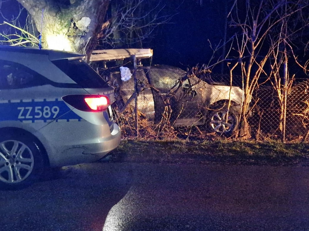 Zjechał z drogi i huknął w drzewo. Jego auto stanęło w płomieniach. Cudem uniknął śmierci
