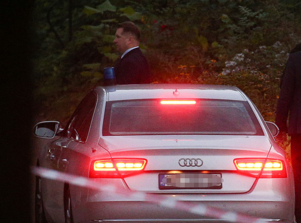 Posłowie PiS jechali autokarem a Kaczyński limuzyną